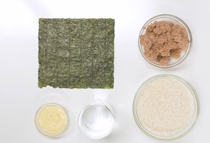 Фото шага рецепта Онигири с тунцом 139907 шаг 1  