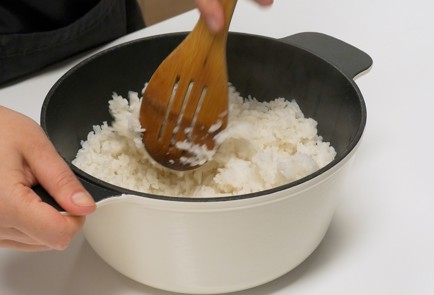 Фото шага рецепта Онигири с тунцом 139907 шаг 4  