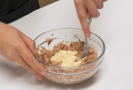 Фото шага рецепта Онигири с тунцом 139907 шаг 5  