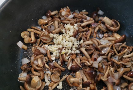 Фото шага рецепта Опята обжаренные на сале 175812 шаг 8  