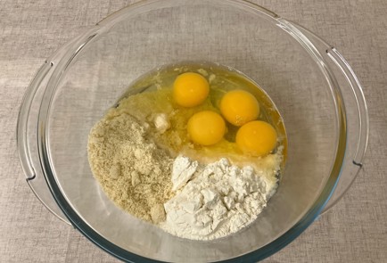 Фото шага рецепта Ореховый бисквит с вяленой клюквой 175113 шаг 4  