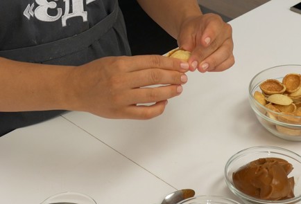 Фото шага рецепта Орешки со сгущенкой 136987 шаг 9  