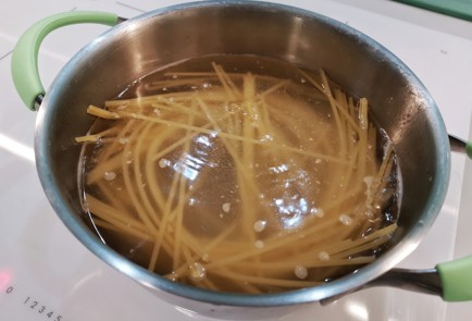 Фото шага рецепта Оригинальные спагетти с беконом 140448 шаг 5