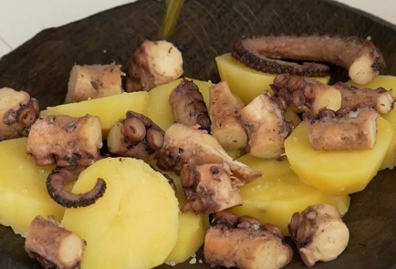 Фото шага рецепта Осьминог погалисийски 136840 шаг 9  