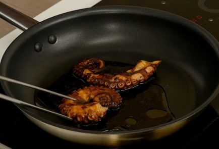 Фото шага рецепта Осьминог с печеным перцем и кремом Рикотта 114332 шаг 7  