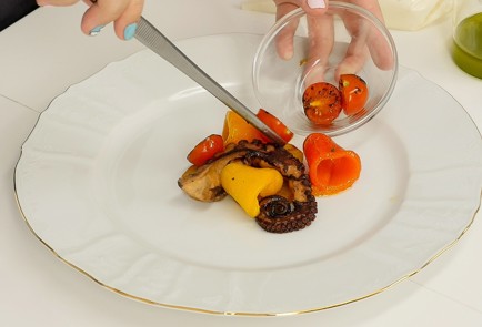 Фото шага рецепта Осьминог с печеным перцем и кремом Рикотта 114332 шаг 9  