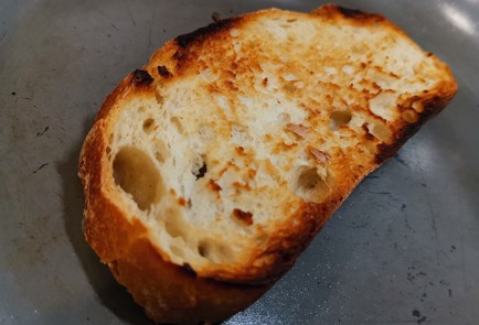 Фото шага рецепта Острая брускетта с перепелиными яйцами 173720 шаг 1  