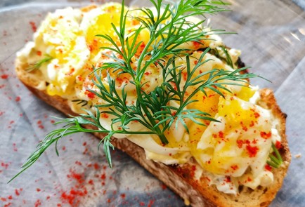 Фото шага рецепта Острая брускетта с перепелиными яйцами 173720 шаг 10  