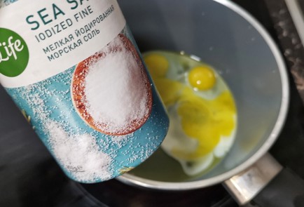 Фото шага рецепта Острая брускетта с перепелиными яйцами 173720 шаг 3  