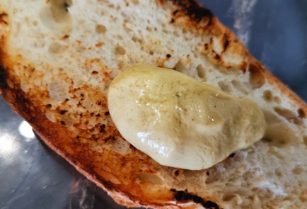 Фото шага рецепта Острая брускетта с перепелиными яйцами 173720 шаг 4  