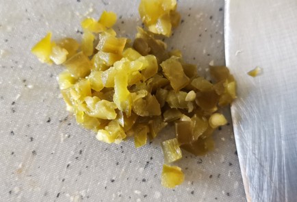 Фото шага рецепта Острая брускетта с перепелиными яйцами 173720 шаг 5  