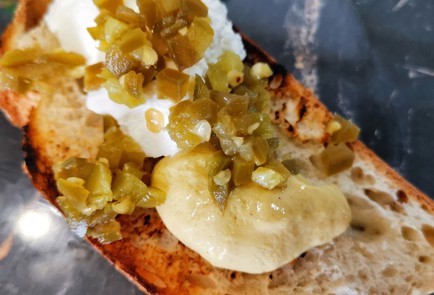 Фото шага рецепта Острая брускетта с перепелиными яйцами 173720 шаг 6  