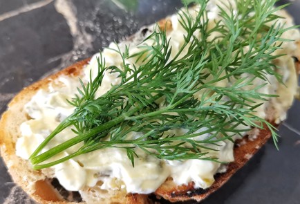 Фото шага рецепта Острая брускетта с перепелиными яйцами 173720 шаг 7  