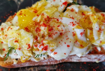 Фото шага рецепта Острая брускетта с перепелиными яйцами 173720 шаг 9  