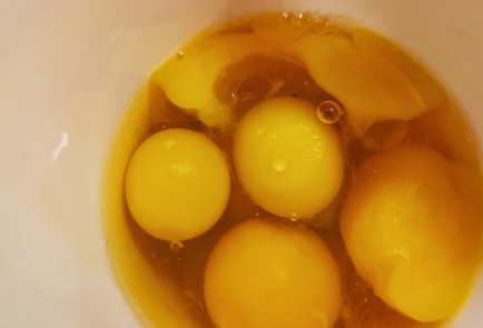 Фото шага рецепта Острая глазунья с авокадо 152484 шаг 1  