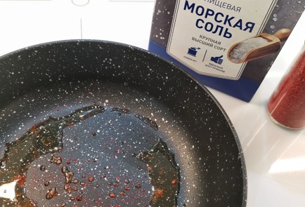 Фото шага рецепта Острая глазунья с авокадо 152484 шаг 2  