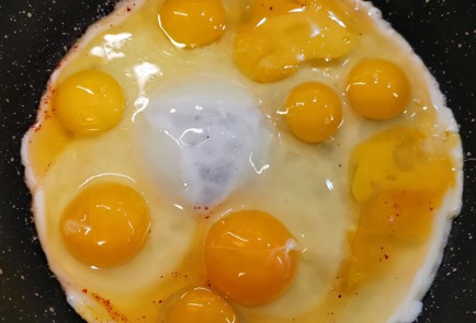 Фото шага рецепта Острая глазунья с авокадо 152484 шаг 3  