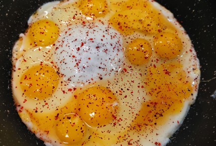 Фото шага рецепта Острая глазунья с авокадо 152484 шаг 4  