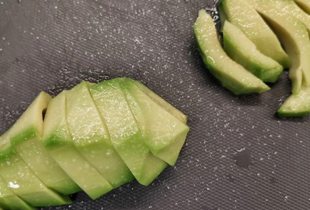 Фото шага рецепта Острая глазунья с авокадо 152484 шаг 5  