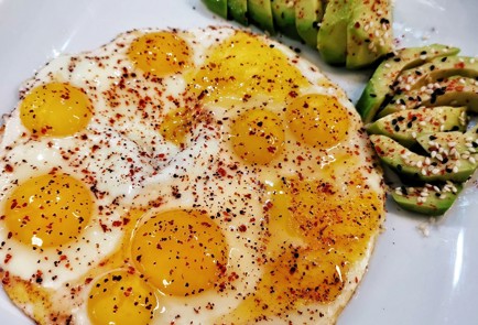 Фото шага рецепта Острая глазунья с авокадо 152484 шаг 6  