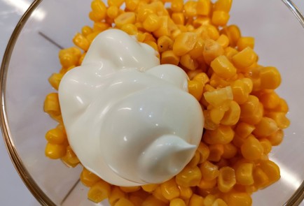 Фото шага рецепта Острая консервированная кукуруза с майонезом 152400 шаг 2  