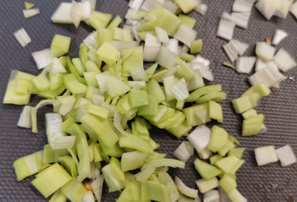 Фото шага рецепта Острая сырная яичница с луком и помидорами 152015 шаг 2  