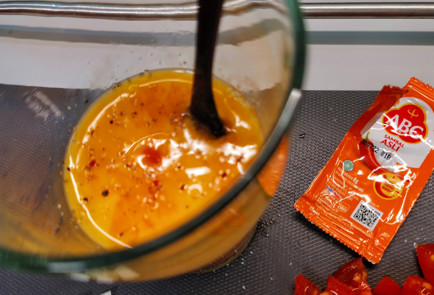 Фото шага рецепта Острая сырная яичница с луком и помидорами 152015 шаг 4  