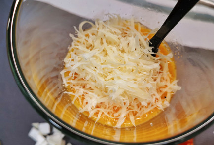 Фото шага рецепта Острая сырная яичница с луком и помидорами 152015 шаг 5  