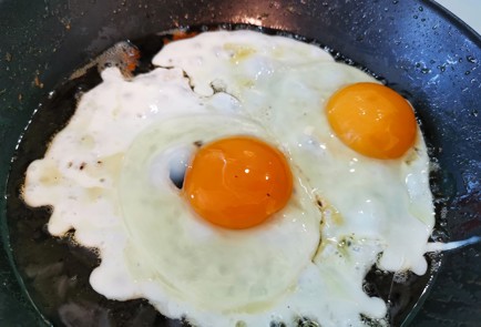 Фото шага рецепта Острая яичница с адыгейским сыром 140748 шаг 1  