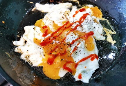 Фото шага рецепта Острая яичница с адыгейским сыром 140748 шаг 2  
