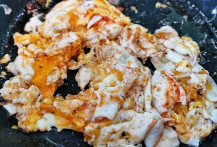 Фото шага рецепта Острая яичница с адыгейским сыром 140748 шаг 3  