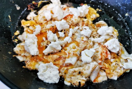 Фото шага рецепта Острая яичница с адыгейским сыром 140748 шаг 4  