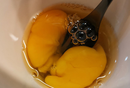 Фото шага рецепта Острая яичница с лукомпореем 151665 шаг 2  