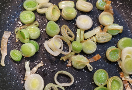 Фото шага рецепта Острая яичница с лукомпореем 151665 шаг 4  