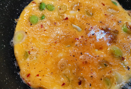 Фото шага рецепта Острая яичница с лукомпореем 151665 шаг 6  