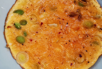 Фото шага рецепта Острая яичница с лукомпореем 151665 шаг 7  