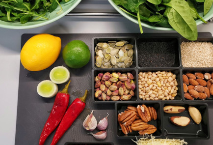 Фото шага рецепта Острое песто из рукколы и шпината 152187 шаг 1  