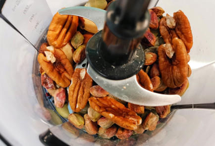 Фото шага рецепта Острое песто из рукколы и шпината 152187 шаг 2  