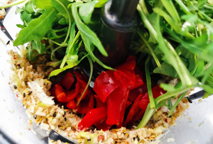 Фото шага рецепта Острое песто из рукколы и шпината 152187 шаг 5  