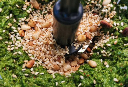 Фото шага рецепта Острое песто из рукколы и шпината 152187 шаг 6  