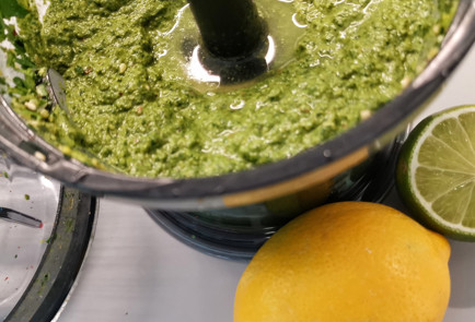 Фото шага рецепта Острое песто из рукколы и шпината 152187 шаг 8  