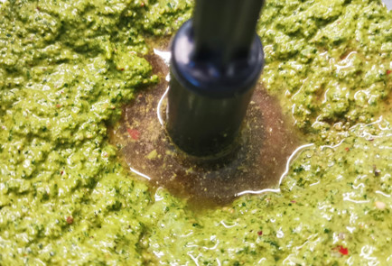 Фото шага рецепта Острое песто из рукколы и шпината 152187 шаг 9  