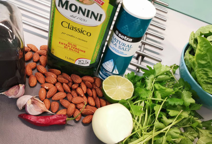 Фото шага рецепта Острый изумрудный соус из базилика 151964 шаг 1