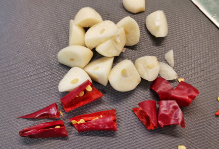 Фото шага рецепта Острый изумрудный соус из базилика 151964 шаг 3