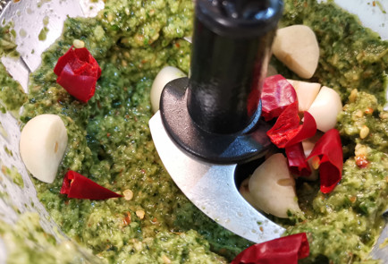 Фото шага рецепта Острый изумрудный соус из базилика 151964 шаг 4