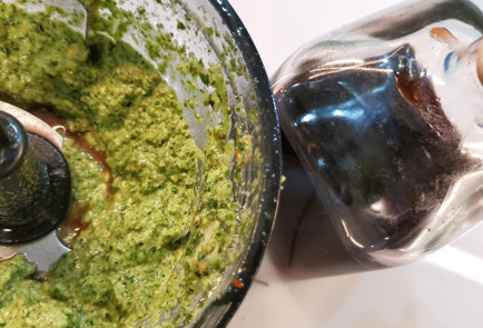 Фото шага рецепта Острый изумрудный соус из базилика 151964 шаг 5