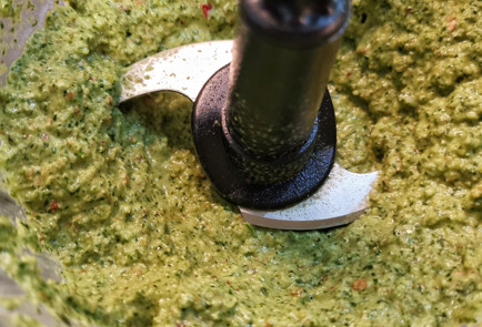 Фото шага рецепта Острый изумрудный соус из базилика 151964 шаг 6