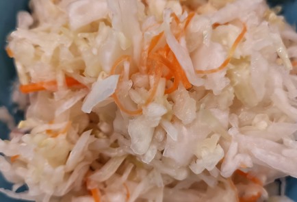 Фото шага рецепта Острый салат из квашенной капусты с чесноком 152311 шаг 1  