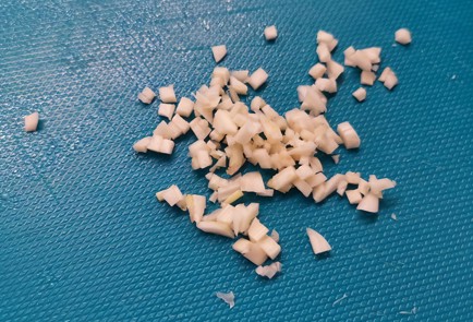 Фото шага рецепта Острый салат из квашенной капусты с чесноком 152311 шаг 2  