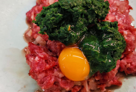 Фото шага рецепта Острые говяжьи котлеты со шпинатом 152008 шаг 1  